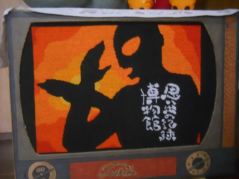 昔のテレビ型の枠に収めたウルトラマン風刺繍
