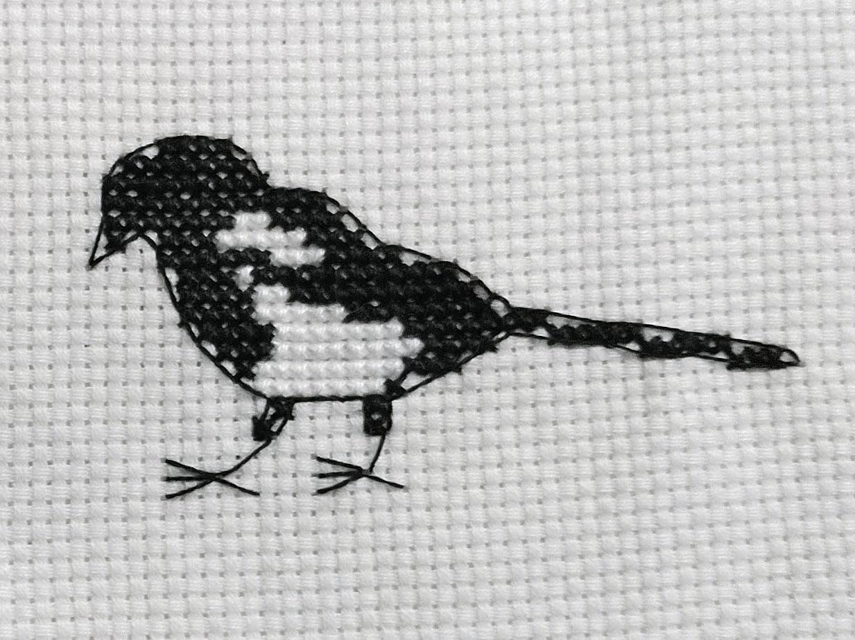 クロスステッチで描いたカササギ