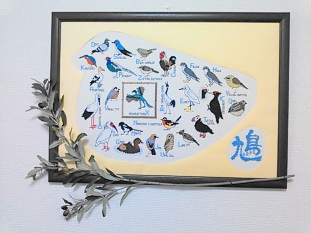 世界のさまざまな鳩を刺繍した代表作『鳩』