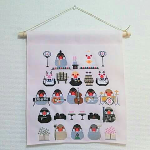 文鳥たちがおひなさまを演じる刺繍タペストリー