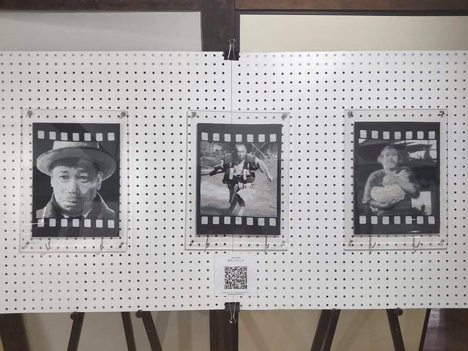 白黒写真のように刺繍した志村喬三部作の展示