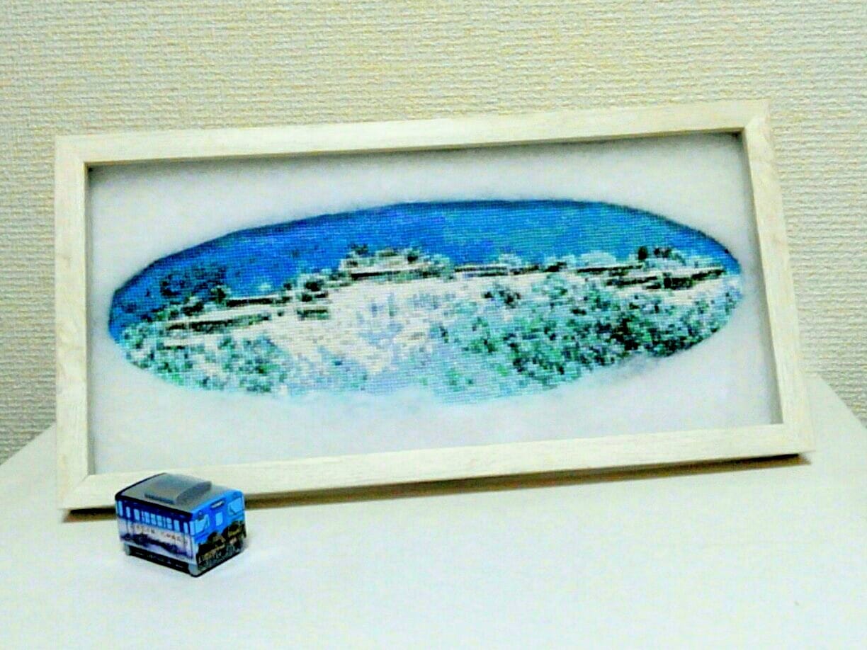 雲海に浮かぶ雪の竹田城を表現した刺繍と竹田城跡号のチョロQ